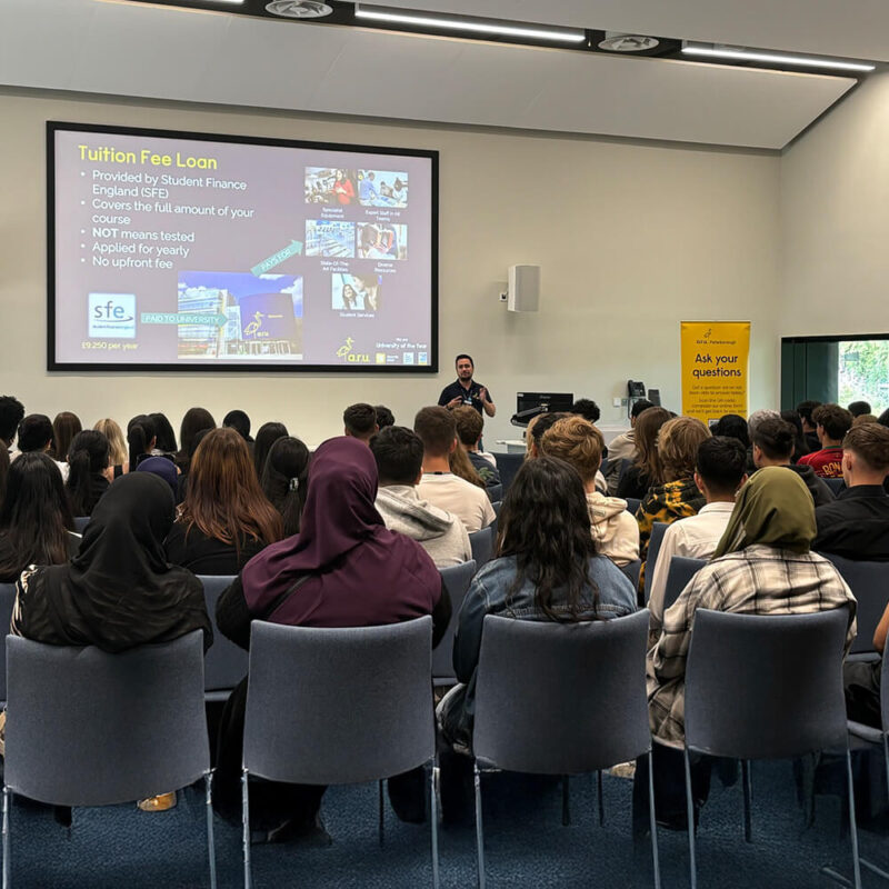 anglia-ruskin-universitesi-ogrenci