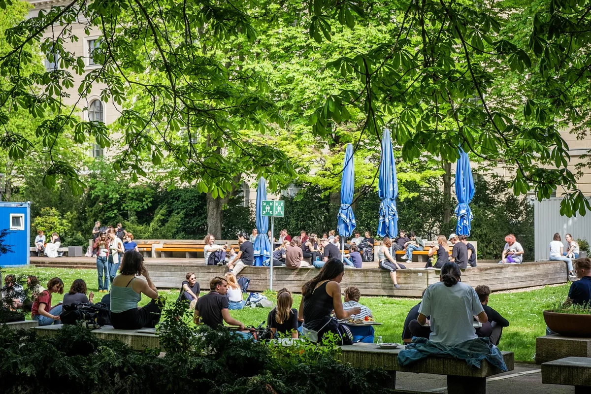 csm_RS10051_mittagspause_innenhof_campus_mitte_hu_berlin_20240409_stefan_klenke-1208570_lpr_dde0141d2a