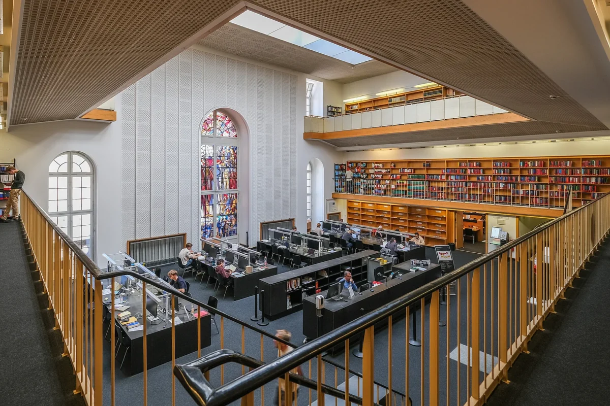 csm_RS17792_zweigbibliothek_rechtswissenschaft_kommode_hu-campus_mitte_20250926_stefan_klenke-3193_lpr_539e5fc790