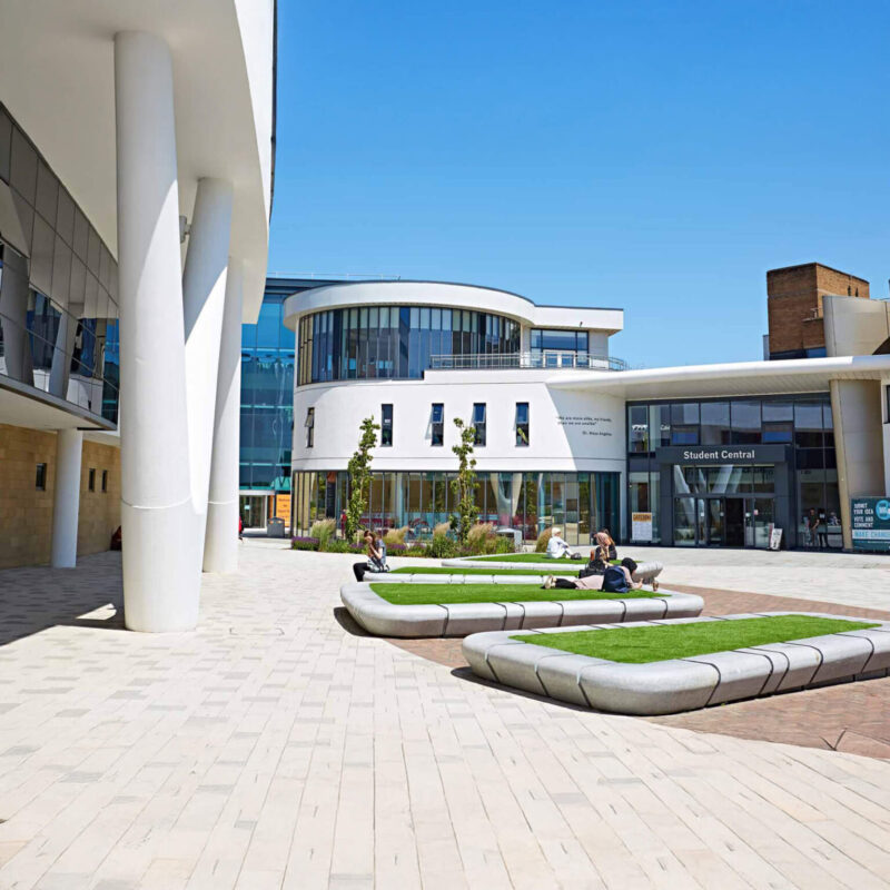 huddersfield-universitesi-egitim-1536x1536