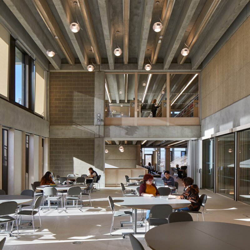 kingston-university-london-ogrenci