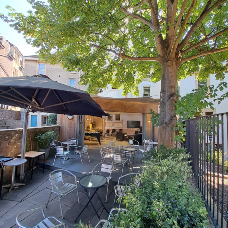 QA-garden-with-tree